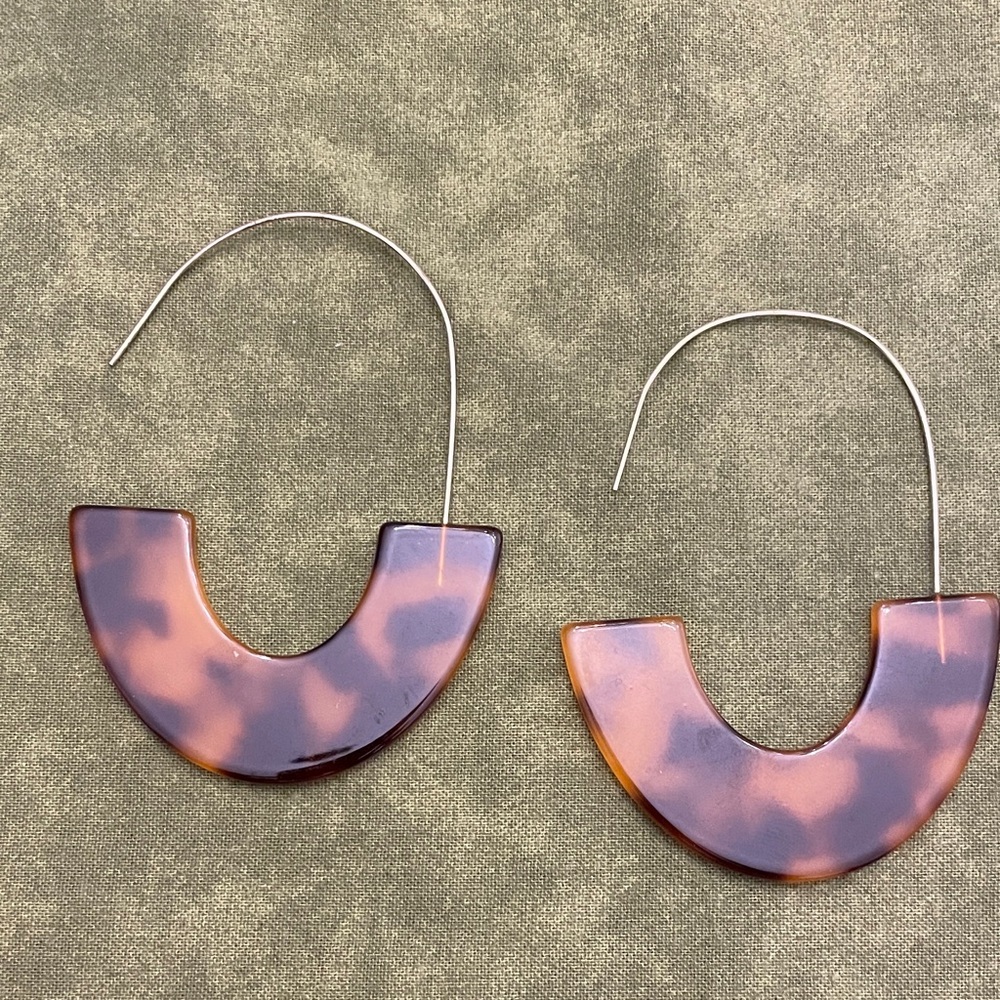 Brown tortoise patterned threader earrings.